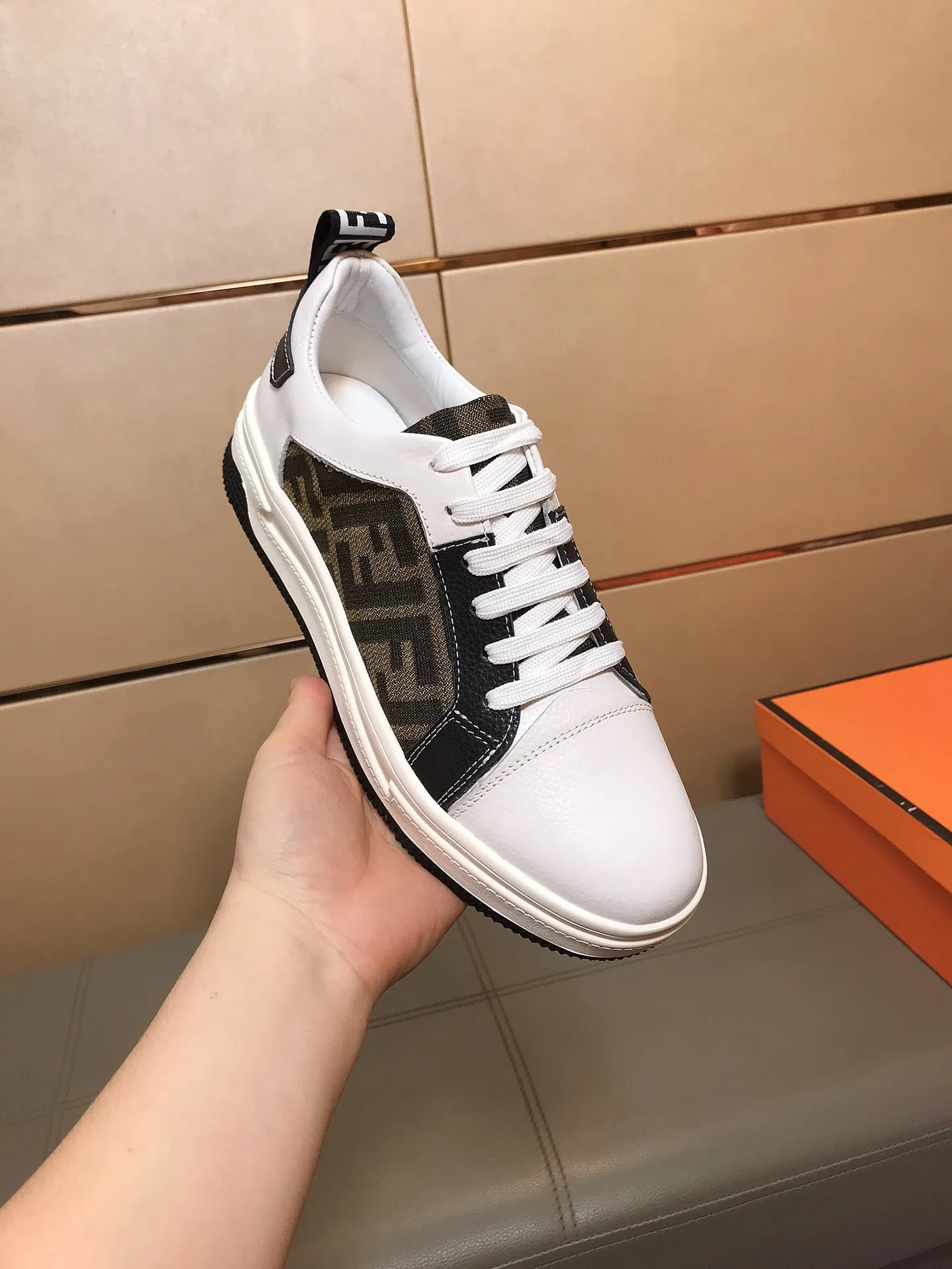 Factory price 400 🕷️🕷️FENDI [Fendi] Men’s new casual shoes are hot! , that kind of calm connotation️elegant taste is indescribable to start the journey of fashionable shoes💍💍to cope with various occasions calmly! The momentum of the big names speaks for itself! Comfortable and comfortable on the feet! Material: Imported cowhide + printed material, sheepskin lining. Fashion essential! 2 colors available! Code number: 38-44